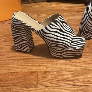 DSEVHT Lightly Used Size 11 Chunky Chic Zebra Herrls
